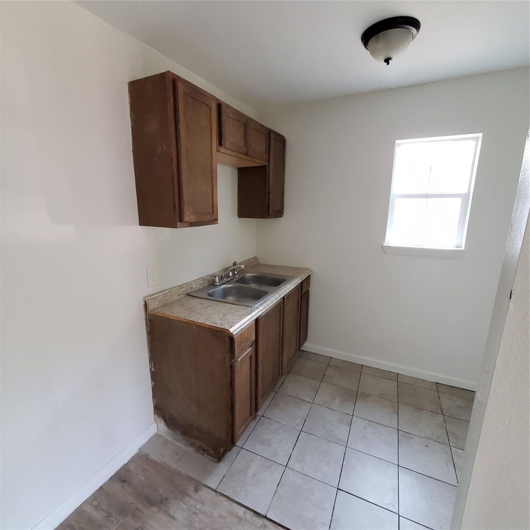 Updated 2-Bedroom Unit in Prime Dallas Location – Water Included!