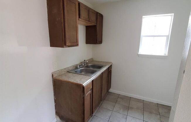 Updated 2-Bedroom Unit in Prime Dallas Location – Water Included!