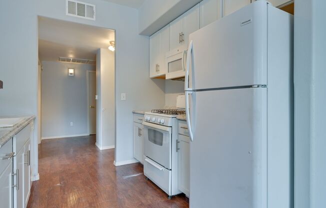 1 bed, 1 bath, $1,300, Unit # 1061