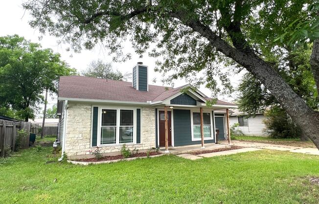 Cozy and a larger 2 Bedrooms 1 Bathroom Home with an Extra Enclosed Backroom for Rent in Round Rock, Texas, with Easy Access to I-35