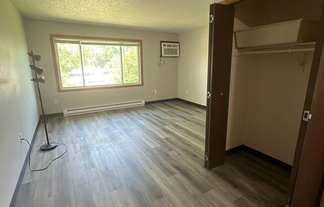 2 beds, 1 bath, $800, Unit 201