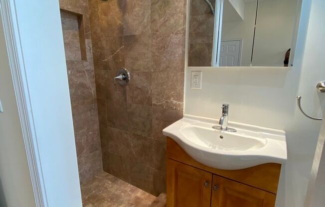 Sophisticated 2 Bedroom, 2 Bath w/ Hardwood Floors in The Heart of Center City!!!!!