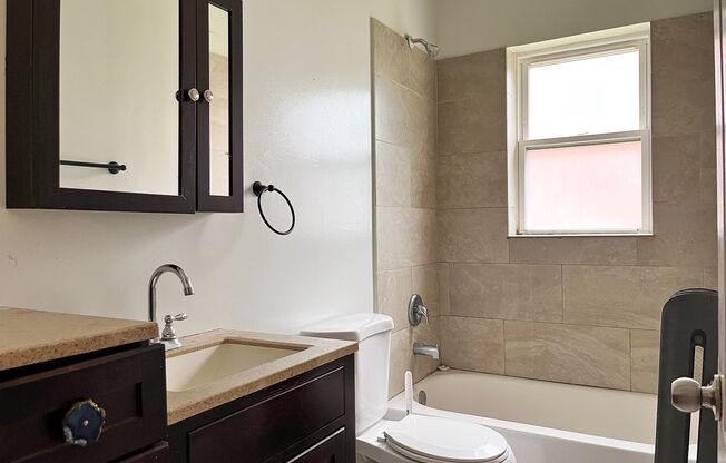 2 beds, 1 bath, 650 sqft, $1,825, Unit 4730-1B