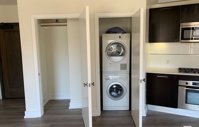1 bed, 1.5 baths, 902 sqft, $3,075, Unit 614