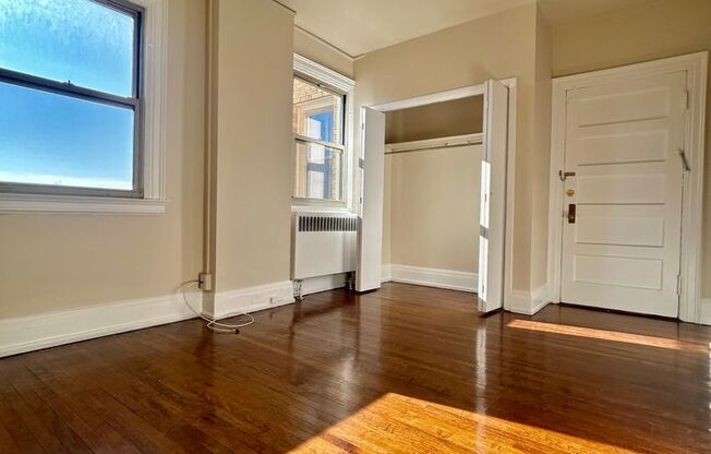 1 bed, 1 bath, $1,000, Unit 335