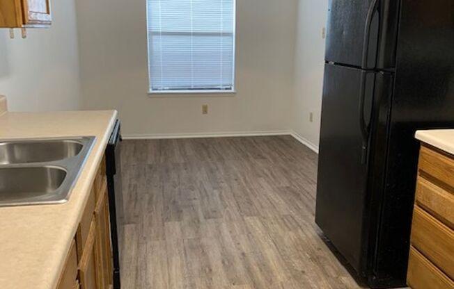 2 beds, 1.5 baths, 1,055 sqft, $905, Unit 0202