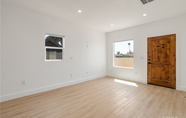 2338 S CLOVERDALE AVE