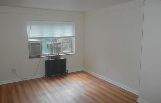 2 beds, 1 bath, 650 sqft, $910, Unit B09