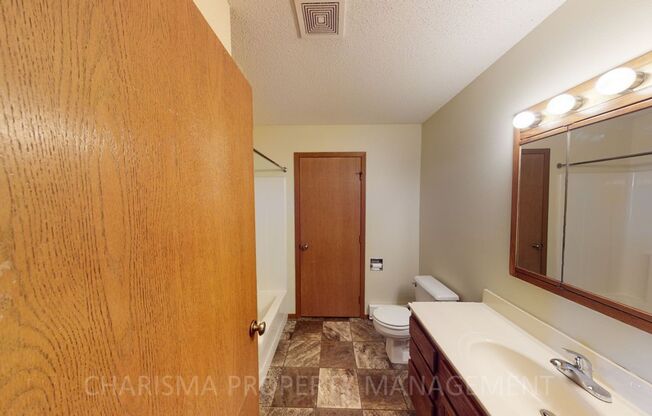 2 beds, 1 bath, 744 sqft, $925, Unit 1016 Southland Lane #09