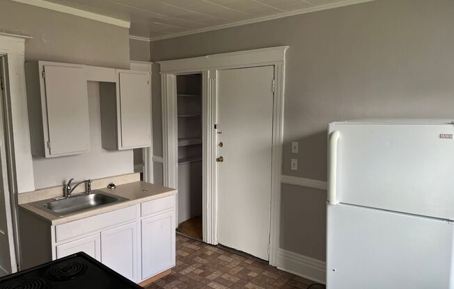 3 beds, 1 bath, $1,000, Unit 32