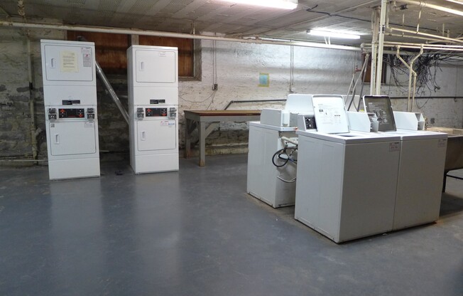 Studio, 1 bath, 400 sqft, $785, Unit 221