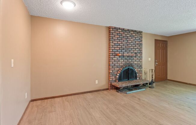 3 beds, 1 bath, $1,695, Unit 505