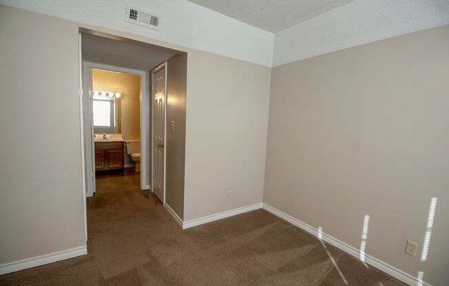 3 beds, 2 baths, $1,299, Unit J7