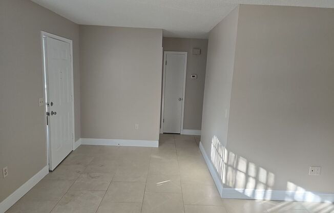 Remodeled 2 bedroom, 2 bath, 2 car garage rental home in Weeki Wachee!