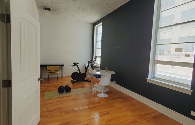 2 beds, 1 bath, $1,295