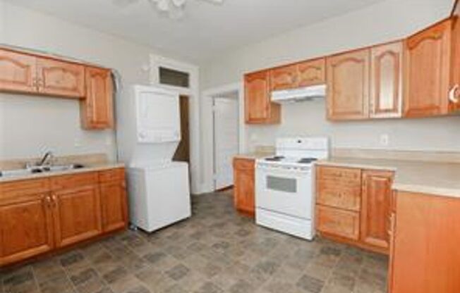 2 beds, 1 bath, $1,350, Unit 2