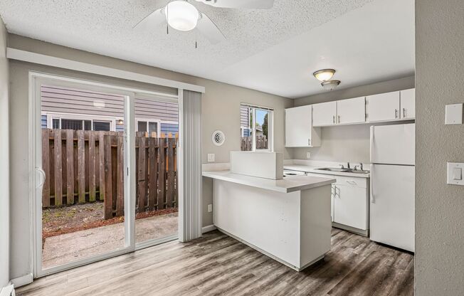 2 beds, 1 bath, 800 sqft, $1,295, Unit 431-01-17
