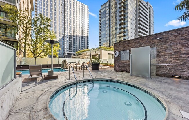 1 bed, 1 bath, 990 sqft, $3,900