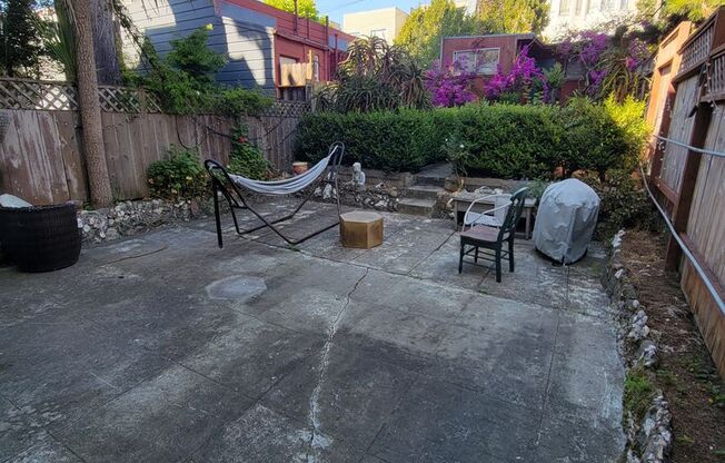 $2400 Secluded 1 Bed / 1 Bath charmer w-parking, storage, & garden/ Lower Russian Hill