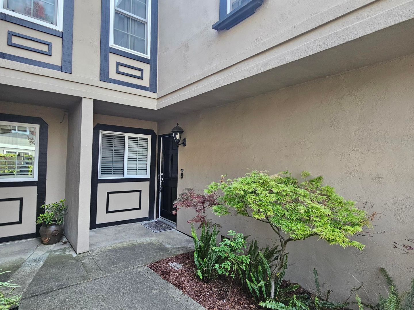 Superb Location for this Spacious 2 Bedroom 1.5 Bath Campbell Townhouse