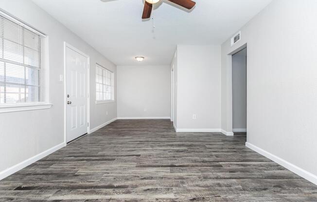 2 beds, 1 bath, 840 sqft, $960