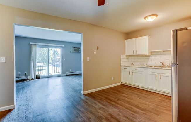 2 beds, 1 bath, 875 sqft, $1,100, Unit Unit 4