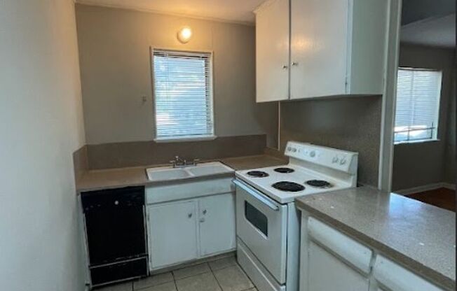 2 beds, 1 bath, 700 sqft, $1,560, Unit 108