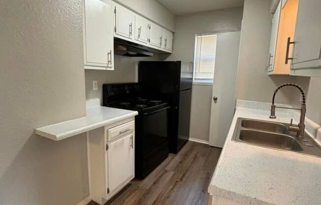 1 bed, 1 bath, 700 sqft, $700