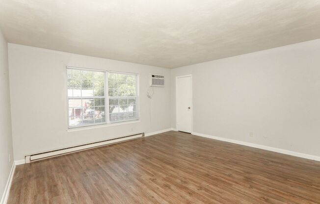 1 bed, 1 bath, 698 sqft, $1,150, Unit C2