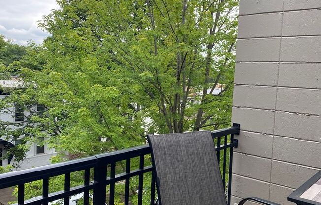 2 beds, 1 bath, 840 sqft, $1,595, Unit 301 BR