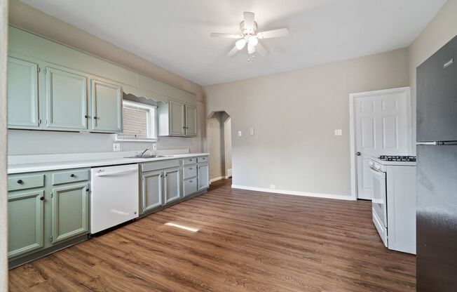 2 beds, 1 bath, $1,100