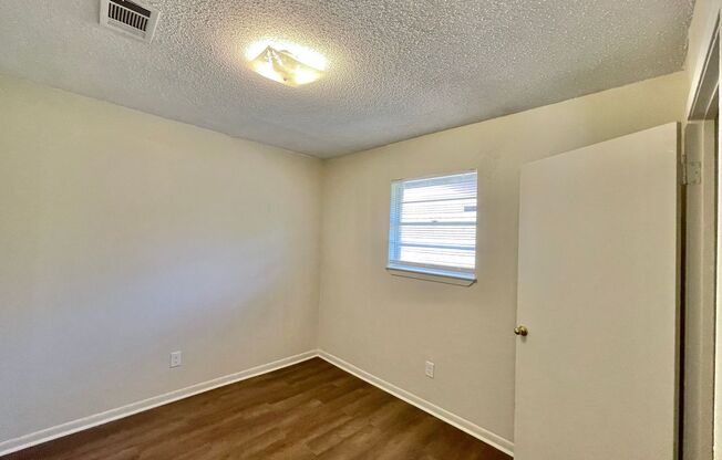 2 beds, 1 bath, 710 sqft, $700, Unit A