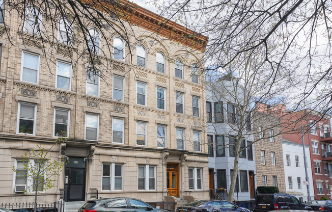 644 LEONARD ST