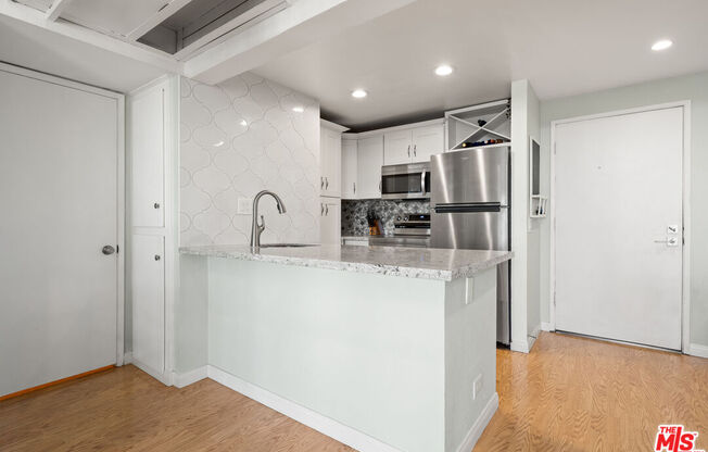 2 beds, 2 baths, 950 sqft, $3,900, Unit 557