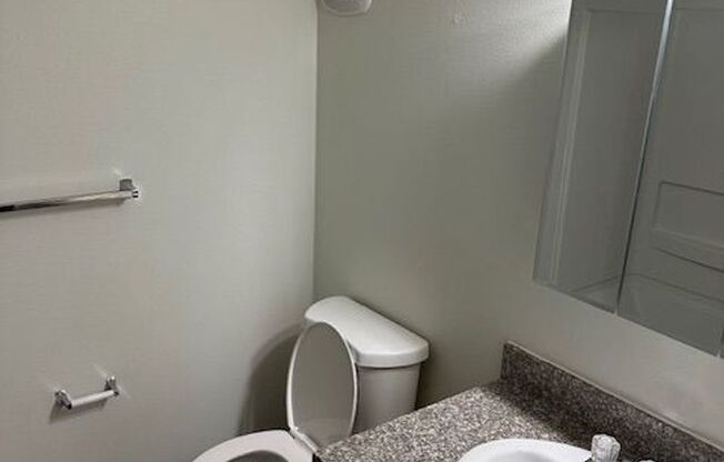 2 beds, 1 bath, 700 sqft, $1,250, Unit 216