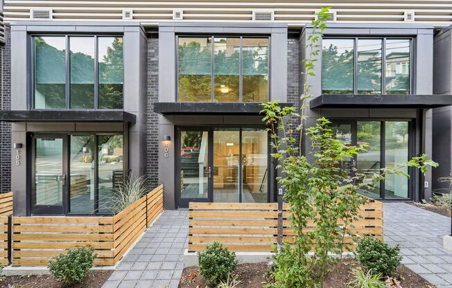 1 bed, 1.5 baths, 610 sqft, $2,450, Unit 105