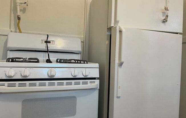 2 beds, 1 bath, $1,300, Unit 31A