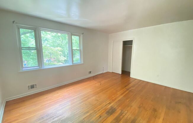Bi-Level Apartment - Rosemont!