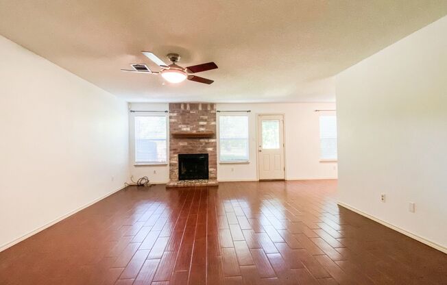 Great 4 bed 2.5 bath on Greenbelt