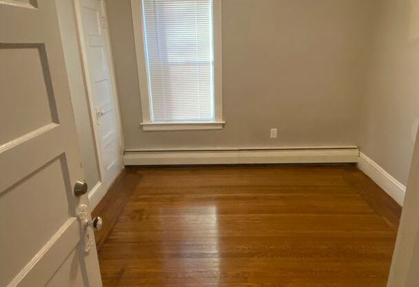 3 beds, 1 bath, $2,100, Unit 628 Smith #2