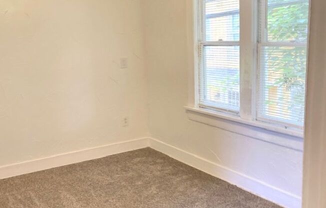 1 bed, 1 bath, 580 sqft, $785, Unit Upstairs Garage Apt