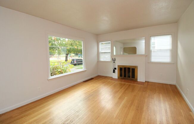 Updated 3 Bedroom 1940’s Concordia Ranchalow Across from Fernhill Park