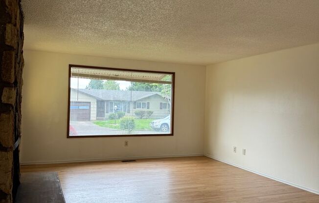 Great location in Milwaukie, OR! 3 bedroom 1 bath home with a large yard!