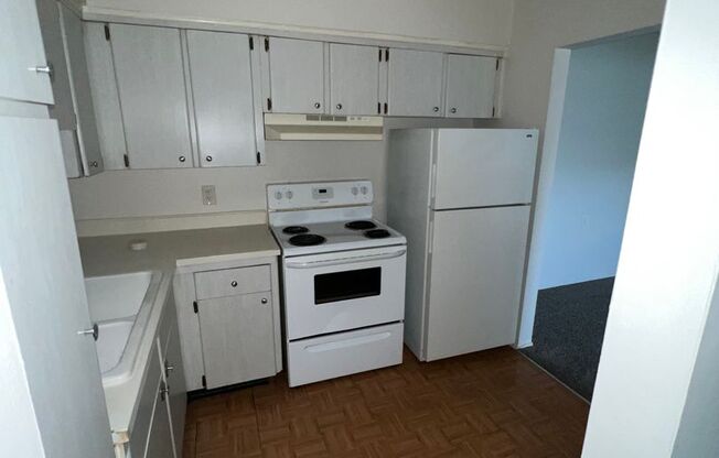 2 beds, 1 bath, 750 sqft, $1,100, Unit 12