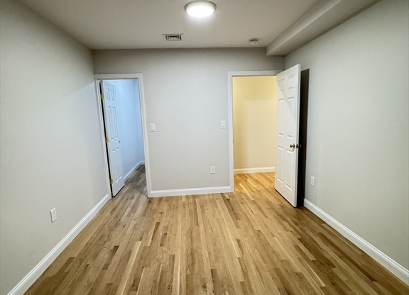 2 beds, 1 bath, 1,100 sqft, $4,000, Unit 7