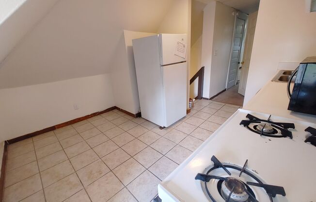 Studio, 1 bath, $725, Unit C