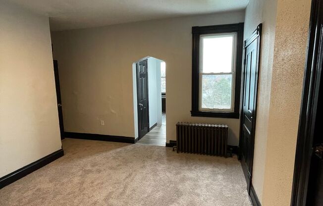 3 beds, 1 bath, $1,350, Unit Unit 1818