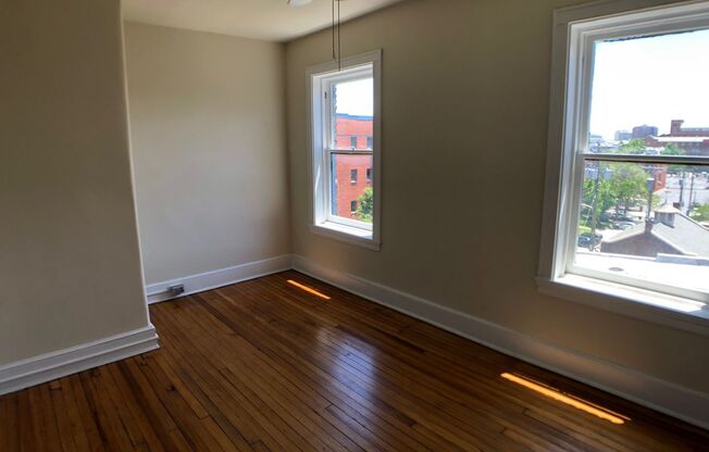 2 beds, 1 bath, 1,015 sqft, $1,825, Unit 17