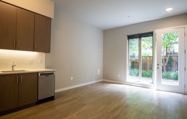 *FREE RENT* Sellwood-Great Modern Studio w/Dishwasher & W/D!