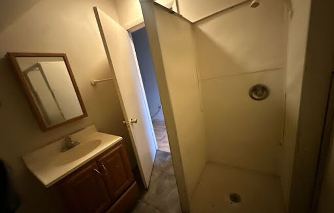 1 bed, 1 bath, $725, Unit Upper